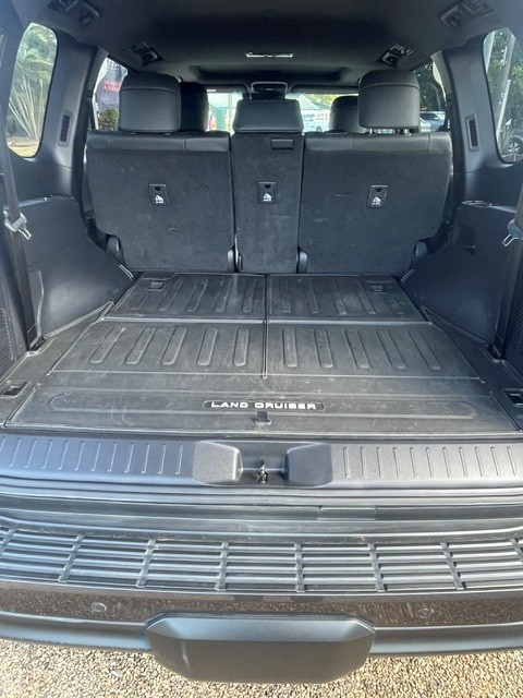 MY23 TOYOTA LANDCRUISER 300 VX- Fit the whole family in and drive in comfort - Image 10