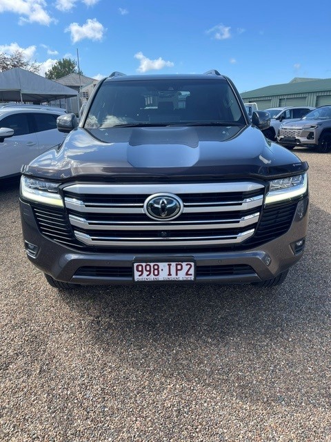 MY23 TOYOTA LANDCRUISER 300 VX- Fit the whole family in and drive in comfort - Image 2