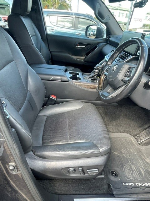MY23 TOYOTA LANDCRUISER 300 VX- Fit the whole family in and drive in comfort - Image 8