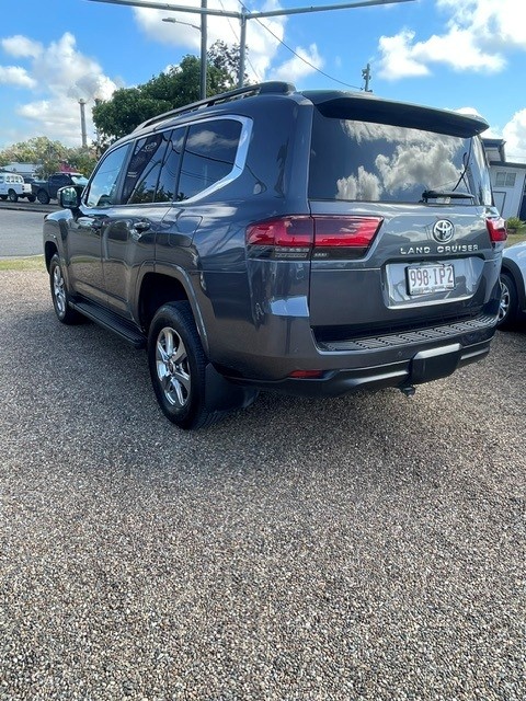 MY23 TOYOTA LANDCRUISER 300 VX- Fit the whole family in and drive in comfort - Image 4