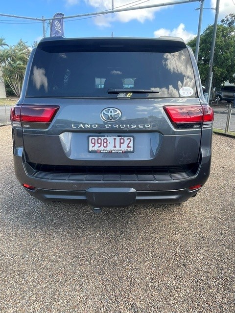 MY23 TOYOTA LANDCRUISER 300 VX- Fit the whole family in and drive in comfort - Image 5