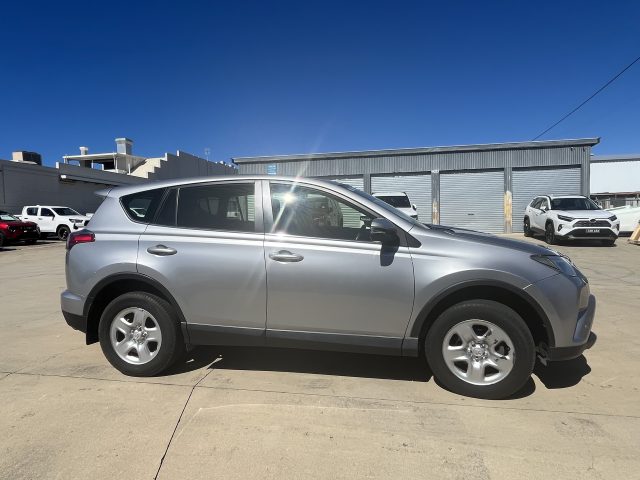 MY18 TOYOTA RAV4 WAGON PULP AUTO 2WD Silver - Great value reliable Rav4, featuring rear cage divider perfect for pets! - Image 2