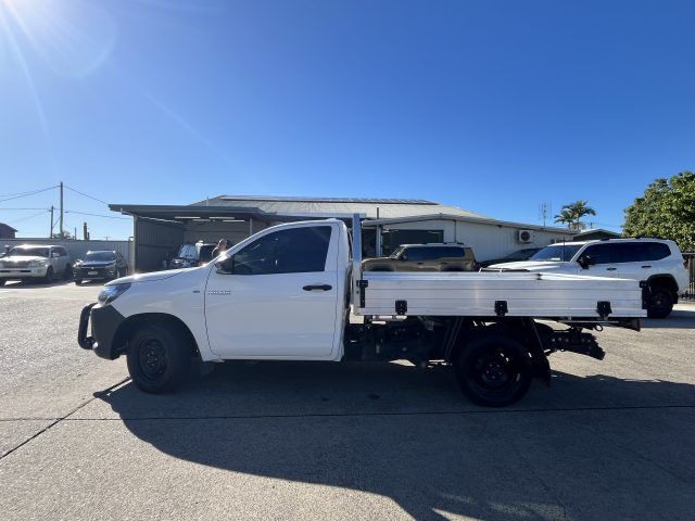 MY22 TOYOTA HILUX SINGLE CAB CHASSIS MANUAL WHITE 2WD PULP - Amazing LOW price and super LOW kms!! - Image 4