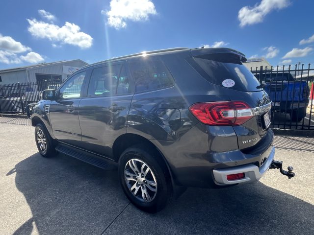 MY20 FORD EVEREST TREND SUV AUTO DIESEL 4WD Black - well maintained, low kms and spacious interior! - Image 4