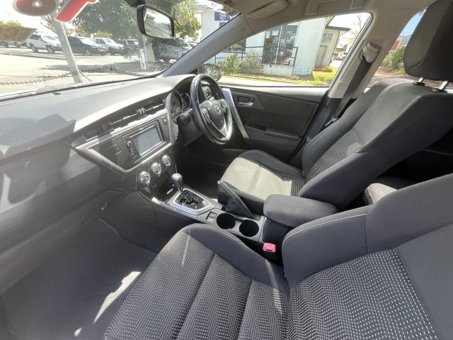 MY15 TOYOTA COROLLA ASCENT SPORT HATCH PULP AUTO White - great condition and zippy fuel economy! - Image 4