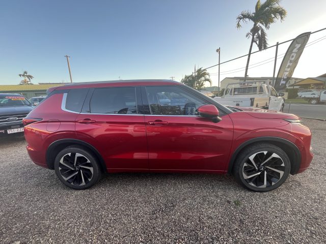 MY22 MITSUBISHI OUTLANDER EXCEED AWD AUTO PULP Red - Excellent condition and LOWS KMs!! - Image 3
