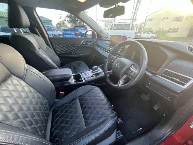 MY22 MITSUBISHI OUTLANDER EXCEED AWD AUTO PULP Red - Excellent condition and LOWS KMs!! - Image 4