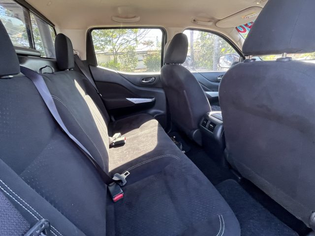 MY15 NISSAN NAVARA DUALCAB MANUAL 4WD SILVER - Good condition at an unbeatable price! - Image 6