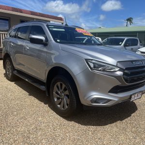 M723 ISUZU MUX LS-U WAGON- Discover the perfect blend of versatility and comfort