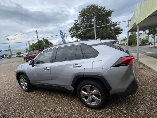 MY21 TOYOTA RAV4 GLX AUTO WAGON PULP Silver Sky - excellent condition, spacious and fuel efficient! - Image 4